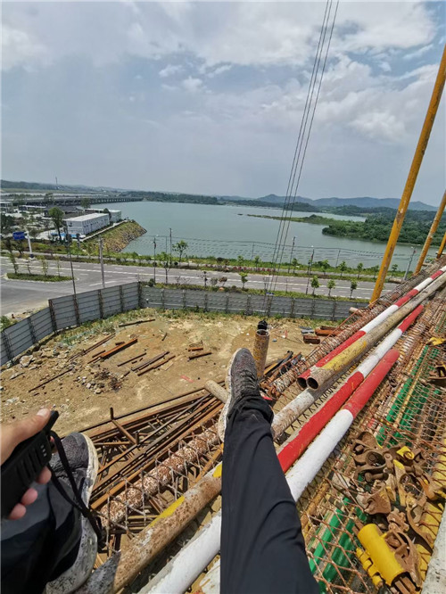 平桥区作业中发生设备损坏或人员意外，责任怎么划分？